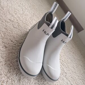 HUK rouge wave women’s booties